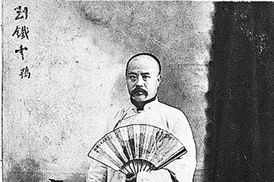 清华简李学勤(左二)在研究清华简.(资料图)>